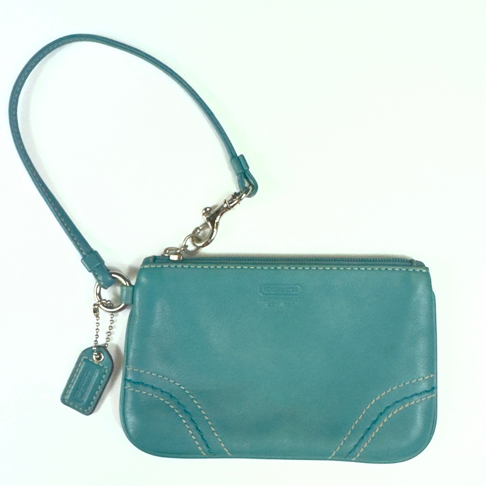 Coach turquoise leather wristlet w orig Coach hangtag, trigger snap closure